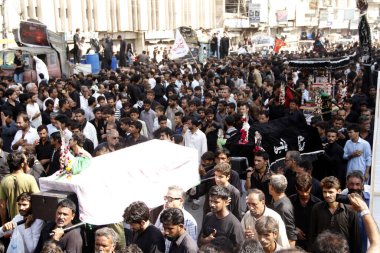 PAKISTAN, Karaçi: Şii Müslümanlar, 24 Ekim 2015 'te Karaçi' de Hz. Muhammed Peygamberin torunu İmam Hüseyin 'in şehit olması anısına düzenlenen Ashura geçit töreni sırasında namaz kılmaktadır.