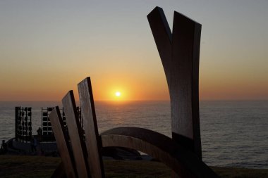 AUSTRALIA, Sydney: Sydney 'deki Deniz Sergisi Heykeli, 26 Ekim 2015' te güneş doğarken burada çekiliyor.