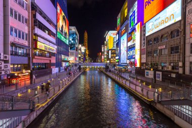 Gece şehir manzarası Osaka Japonya