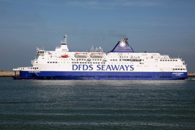 FRANCE, Calais: Danimarkalı DFDS şirketine ait bir feribot 26 Ekim 2015 'te Fransa' nın kuzeyindeki Calais limanından ayrılıyor.. 