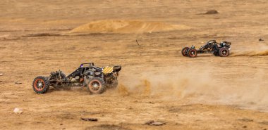 Çölde RC buggy 