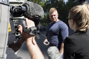 Melbourne, Melbourne: Silahlı bir adam 27 Ekim 2015 'te Melbourne' da La Trobe caddesinde bir et satırıyla polise saldırdıktan sonra bir kafeyi ele geçirdi