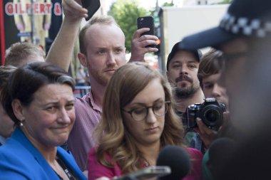 Melbourne, Melbourne: Silahlı bir adam 27 Ekim 2015 'te Melbourne' da La Trobe caddesinde bir et satırıyla polise saldırdıktan sonra bir kafeyi ele geçirdi