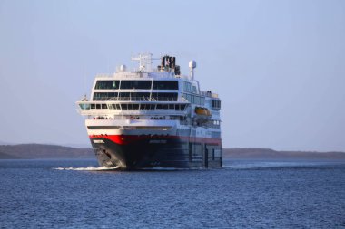 Denizde büyük bir geminin manzarası.