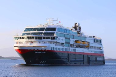 Denizde büyük bir geminin manzarası.