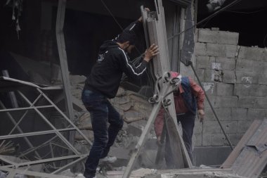SYRIA, Douma: 29 Ekim 2015 'te Şam' ın kuzeydoğusundaki Douma kentinde Suriye hükümetinin hava saldırıları sonucu Douma 'daki ana sahra hastanesinde meydana gelen hasarı sakinler denetliyor..