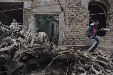 SYRIA, Douma: 29 Ekim 2015 'te Şam' ın kuzeydoğusundaki Douma kentinde Suriye hükümetinin hava saldırıları sonucu Douma 'daki ana sahra hastanesinde meydana gelen hasarı sakinler denetliyor..