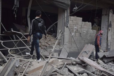 SYRIA, Douma: 29 Ekim 2015 'te Şam' ın kuzeydoğusundaki Douma kentinde Suriye hükümetinin hava saldırıları sonucu Douma 'daki ana sahra hastanesinde meydana gelen hasarı sakinler denetliyor..