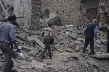 SYRIA, Douma: 29 Ekim 2015 'te Şam' ın kuzeydoğusundaki Douma kentinde Suriye hükümetinin hava saldırıları sonucu Douma 'daki ana sahra hastanesinde meydana gelen hasarı sakinler denetliyor..