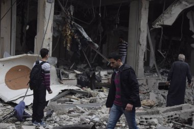 SYRIA, Douma: 29 Ekim 2015 'te Şam' ın kuzeydoğusundaki Douma kentinde Suriye hükümetinin hava saldırıları sonucu Douma 'daki ana sahra hastanesinde meydana gelen hasarı sakinler denetliyor..