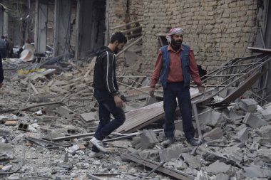 SYRIA, Douma: 29 Ekim 2015 'te Şam' ın kuzeydoğusundaki Douma kentinde Suriye hükümetinin hava saldırıları sonucu Douma 'daki ana sahra hastanesinde meydana gelen hasarı sakinler denetliyor..