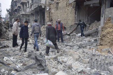 SYRIA, Douma: 29 Ekim 2015 'te Şam' ın kuzeydoğusundaki Douma kentinde Suriye hükümetinin hava saldırıları sonucu Douma 'daki ana sahra hastanesinde meydana gelen hasarı sakinler denetliyor..