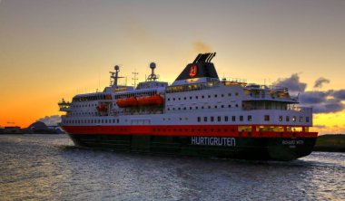 Hurtigruten gemisi MS Richard ile birlikte Trondheim, Norveç 'te demirli.