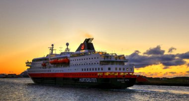 Hurtigruten gemisi MS Richard ile birlikte Trondheim, Norveç 'te demirli.