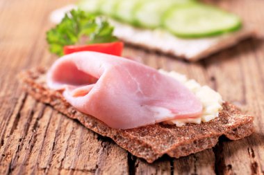 Jambonlu çıtır ekmek.