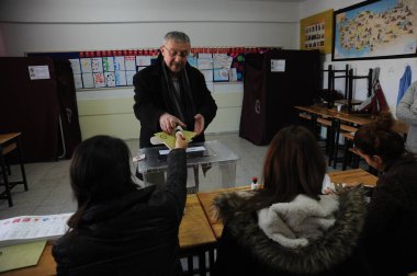 TURKEY, Ankara: 1 Kasım 2015 'te Ankara, Türkiye' de yapılan genel seçimlerde sandık merkezi.        