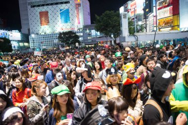 Japonya, Tokyo: İnsanlar 31 Ekim 2015 tarihinde Tokyo 'da düzenlenen Cadılar Bayramı geçit töreninde poz verirken kostüm giyerler. On binlerce insan Cadılar Bayramı 'nı kutlamak için Tokyo' nun Shibuya moda bölgesinde toplandı..