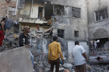 Yemenliler, 1 Kasım 2015 'te Suudi liderliğindeki koalisyonun Taiz, Yemen' deki bir yerleşim bölgesini vurması sonrasında yıkılan binaları teftiş ettiler.