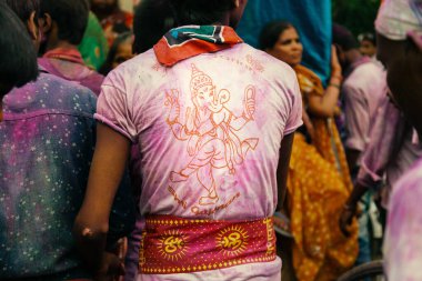 Hindu tanrısı Idol tişörtleri giyen bir fanatik.