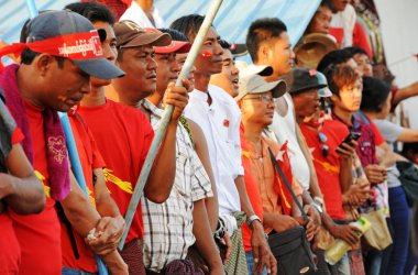 MYANMAR, Yangon: On binlerce insan, genel seçimlerden bir hafta önce Ulusal Demokrasi Birliği ve Nobel Barış Ödülü sahibi Aung San Suu Kyi 'yi desteklemek amacıyla 1 Kasım 2015' te Yangon 'da toplandı..