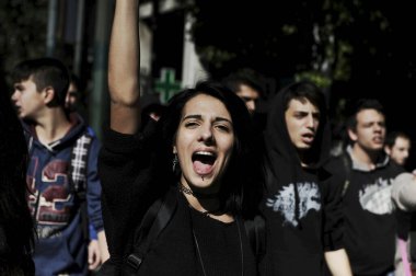 Yunanistan: Atina 'da öğrenciler eğitim kesintilerine karşı bağırıyorlar
