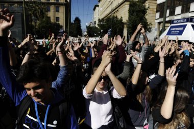 Yunanistan: Atina 'da öğrenciler eğitim kesintilerine karşı bağırıyorlar