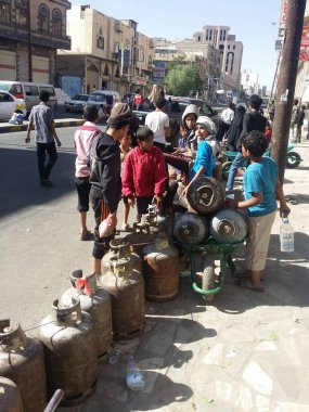 Yemen sokaklarında yaşayan zavallı çocuklar. 
