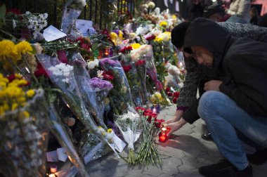 UKRAINE, Kiev: Rusya 'nın Ukrayna' daki Kiev Büyükelçiliği önünde 1 Kasım 2015 tarihinde Mısır 'da düşen Rus Metrojet uçağının kurbanları anısına insanlar mum yakıyor.