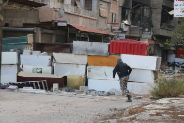 SYRIA, Harasta: Suriye 'nin başkenti Şam' ın kuzeyindeki Harasta kentinde, Suriye ordusu ve müttefikleri arasındaki çatışmalar 2 Kasım 2015 'te yoğunlaştı. 