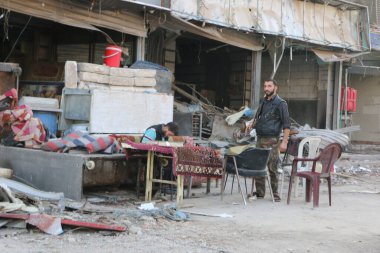 SYRIA, Harasta: Suriye 'nin başkenti Şam' ın kuzeyindeki Harasta kentinde, Suriye ordusu ve müttefikleri arasındaki çatışmalar 2 Kasım 2015 'te yoğunlaştı. 