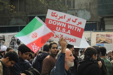 IRAN, Tahran: '13 Aban' (4 Kasım 2015) döneminde Tahran 'daki eski ABD büyükelçiliğinin önünde yüzlerce kişi yürürken, protestocular' ABD ile birlikte 'Kahrolsun' diye bağırıyor.