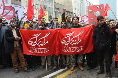 IRAN, Tahran: '13 Aban' (4 Kasım 2015) döneminde Tahran 'daki eski ABD büyükelçiliğinin önünde yüzlerce kişi yürürken, protestocular' ABD ile aşağı 