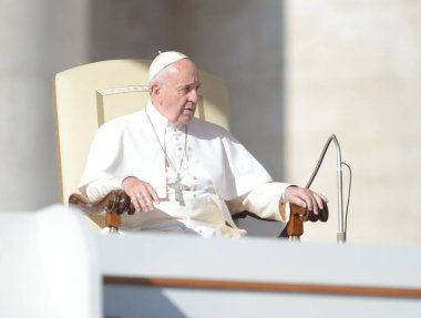 Papa Francis, Vatikan 'ın Vatikan kentindeki Vatikan Meydanı' ndaki Aziz Peter Meydanı 'nda haftalık seyircilerinin ardından 4 Kasım 2015' te kalabalığın arasında yer alıyor..