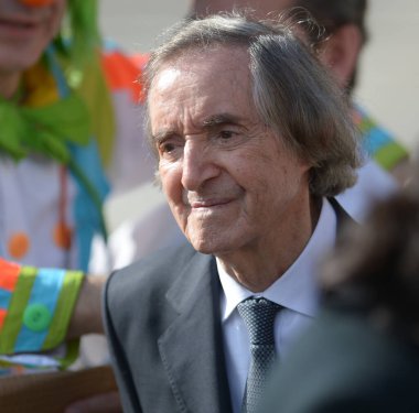 Papa Francis, Vatikan 'ın Vatikan kentindeki Vatikan Meydanı' ndaki Aziz Peter Meydanı 'nda haftalık seyircilerinin ardından 4 Kasım 2015' te kalabalığın arasında yer alıyor..