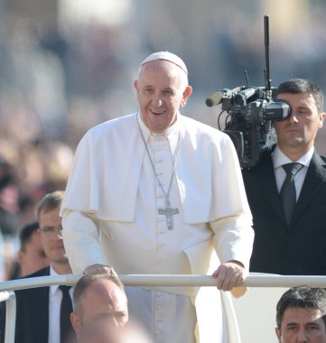 Papa Francis, Vatikan 'ın Vatikan kentindeki Vatikan Meydanı' ndaki Aziz Peter Meydanı 'nda haftalık seyircilerinin ardından 4 Kasım 2015' te kalabalığın arasında yer alıyor..