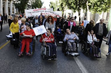 GREECE, Atina: İnsanlar 4 Kasım 2015 'te Atina' da emeklilik ve harçlıklarında yapılması planlanan yeni kesintileri kınamak amacıyla bir protestoya katıldılar   