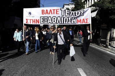 GREECE, Atina: İnsanlar 4 Kasım 2015 'te Atina' da emeklilik ve harçlıklarında yapılması planlanan yeni kesintileri kınamak amacıyla bir protestoya katıldılar   