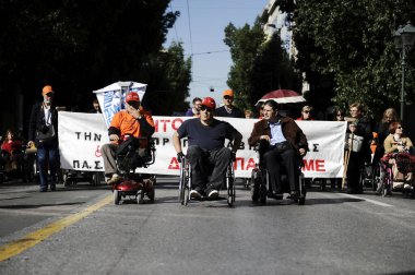 GREECE, Atina: İnsanlar 4 Kasım 2015 'te Atina' da emeklilik ve harçlıklarında yapılması planlanan yeni kesintileri kınamak amacıyla bir protestoya katıldılar   