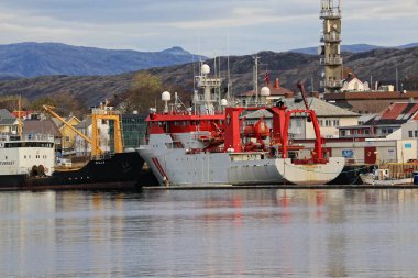 Denizde büyük bir geminin manzarası.