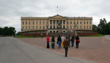 The Norwegian Royal Castle viewed from the top of Karl Johans gate