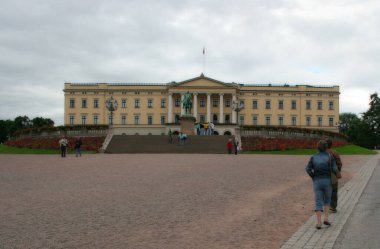 The Norwegian Royal Castle viewed from the top of Karl Johans gate