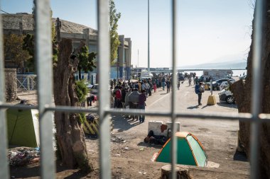 Mülteciler ve göçmenler, 6 Aralık 2015 'te kalabalık bir tekneyle Yunanistan' ın Lezbiyen Adası 'ndaki bir plaja geldiler. Türkiye 'den Yunanistan' a her gün tekne ve botların çoğu seyahat etmeye devam ediyor