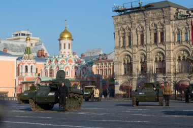 RUSSIA, Moskova: Rusya 'nın başkenti Moskova' da 7 Kasım 2015 'te düzenlenen tarihi 1941 askeri geçidi anısına binlerce asker Kızıl Meydan' da yürüyor.