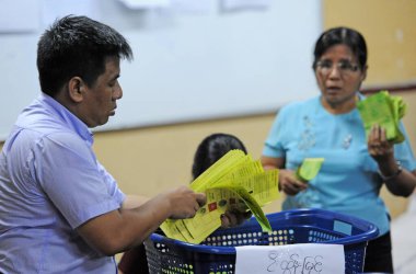 RANGOON, MYANMAR, ELEKSYON POLL, MİLERİ