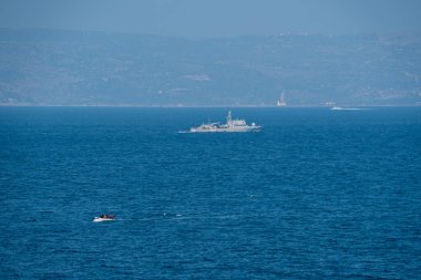 Mülteciler ve göçmenler, 6 Aralık 2015 'te kalabalık bir tekneyle Yunanistan' ın Lezbiyen Adası 'ndaki bir plaja geldiler. Türkiye 'den Yunanistan' a her gün tekne ve botların çoğu seyahat etmeye devam ediyor