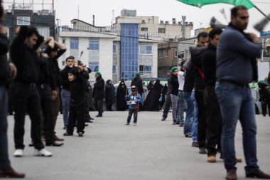 Yran Mashhad İslam 'ın yasını tutuyor 