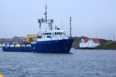 Denizde büyük bir geminin manzarası.