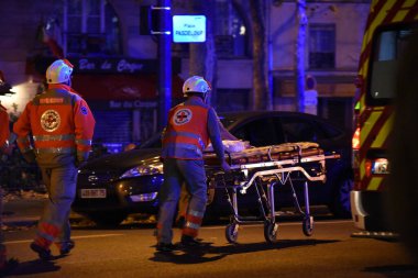 PARIS, FRANCE: 13 Kasım 2015 'te Paris, Fransa' da gerçekleşen bir saldırıdan sonra Bataclan konser salonunun yakınına ambulanslar ve polis arabaları park edildi. 
