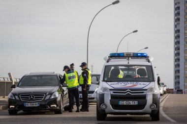 FRANCE, Strasbourg: Polis memurları, Fransa 'nın Kehl ile Strasbourg arasındaki Fransız-Alman sınır kapısında' Europa Köprüsü 'nden geçen araç ve arabaları teftiş ediyor, 14 Kasım 2015