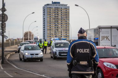 FRANCE, Strasbourg: Polis memurları, Fransa 'nın Kehl ile Strasbourg arasındaki Fransız-Alman sınır kapısında' Europa Köprüsü 'nden geçen araç ve arabaları teftiş ediyor, 14 Kasım 2015